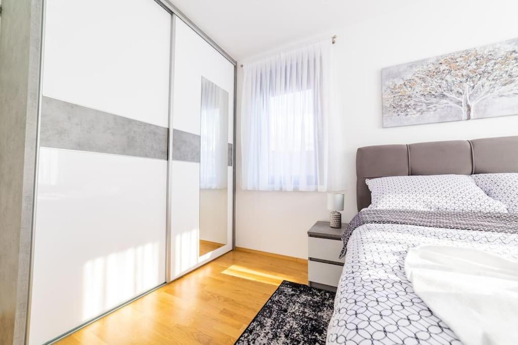 Apartman Lux Self Check-In 维罗维蒂察 外观 照片